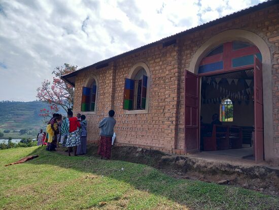 Der Gesang und die Klänge der Trommel sind von weither zu hören.