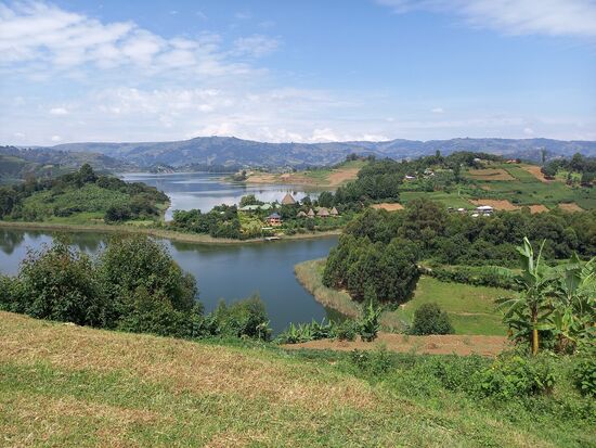 Von hier haben wir eine tolle Aussicht auf den See und die Insel Itambira.