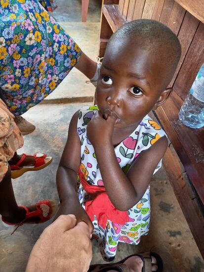Es sind unzählige Kinder in der Kirche und die suchen auch unsere Nähe.