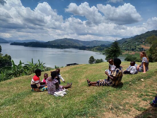 Einige Frauen gehen zwischendurch raus um ihre Kinder zu stillen.