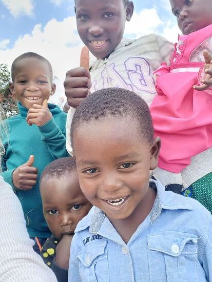 Die Kinder freuen sich über Fotos.
