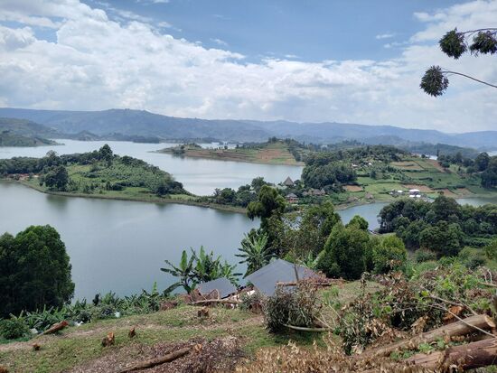Nach der Kirche machen wir einen kleinen Spaziergang.  Yosia, einer der Dorfbewohner lädt uns ein, sein Day Care anzusehen. Anschließend gehen wir mit ihm ins Good Life Pub.