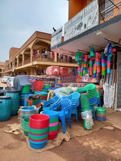 Nach der Verabschiedung gehen wir einkaufen.  Heute haben wir Gads Familie zum Dinner eingeladen und gemeinsam mit Omer wollen wir kochen.