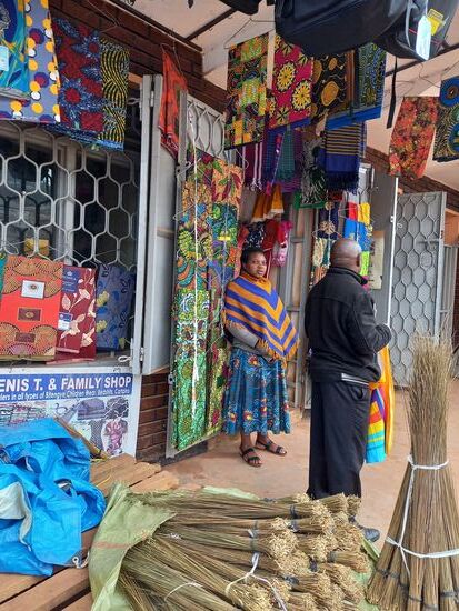 Nebenan gibt es Stoffe, Handtücher und Feger zu kaufen.