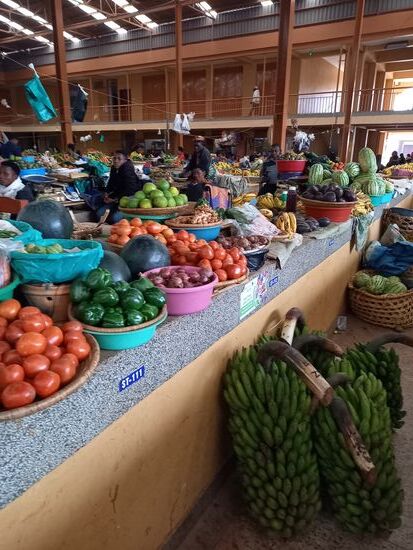 Anschließend geht es zum Markt. Ich liebe Obst und Gemüse Märkte.