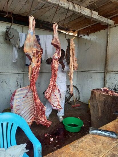 Schlachter Buden sind für unsere Augen besonders gewöhnungsbedürftig. Wir kaufen trotzdem 2kg Fleisch.