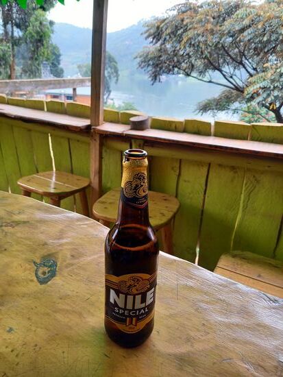 Omer entdeckt noch eine Bar und so kehren wir auf ein Bier ein.