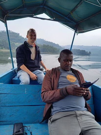 Es geht zurück zur Insel. Omer übernimmt das Steuer.