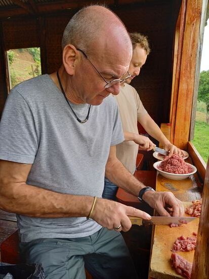 Es soll eine Variante von Kohlrouladen geben. Da man hier scheinbar kein Mett kennt,  schneiden wir das Fleisch in mega kleine Stücke. Das ist ein schönes Stück Arbeit.