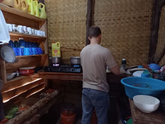 In der Küche wird alles vermengt und in die gegarten Kohlblätter gerollt und dann 2Std. geschmort.