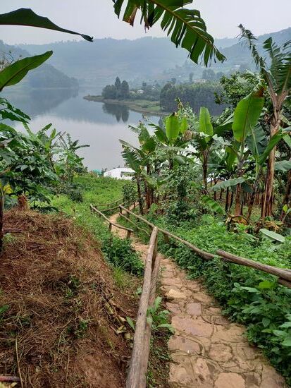 Es geht ein paar Minuten bergauf ehe man vom See an der Kindertagesstätte ankommt.