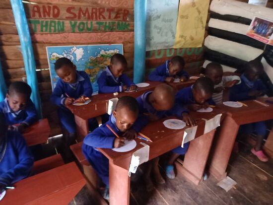 Ich "unterrichte" heute die älteren Kinder. Sie sind fünf und sechs Jahre alt. Nachdem wir die Farben benannt haben malen wir Mandalas aus. Das macht den Kindern viel Spaß und sie sind relativ konzentriert dabei.