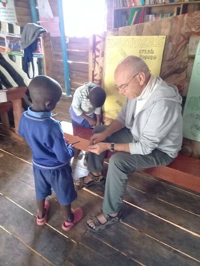 Matthias hilft beim Anspitzen der Stifte.