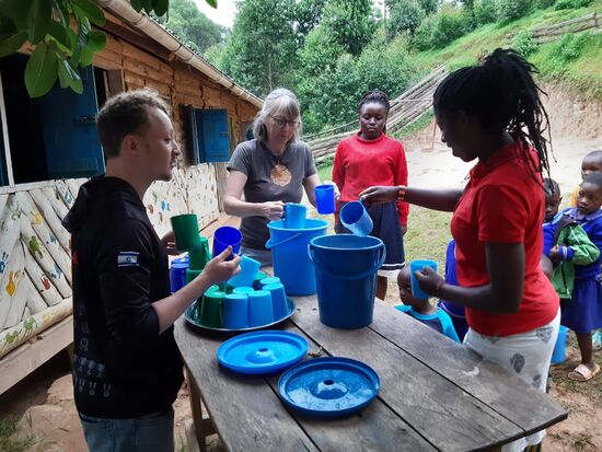 In der Pause helfen Omer und ich beim verteilen des Porridge.
