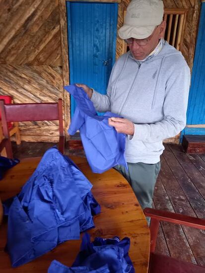 Matthias schaut sich die Nähte an.