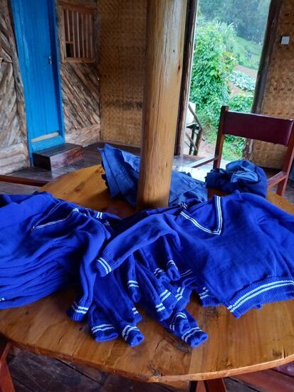 Die Uniformen liegen zur Verteilung bereit.