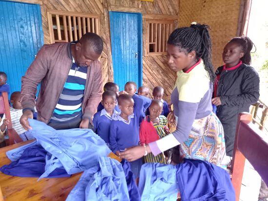 Gad und die Lehrerinnen übernehmen die Übergabe an die Kinder.