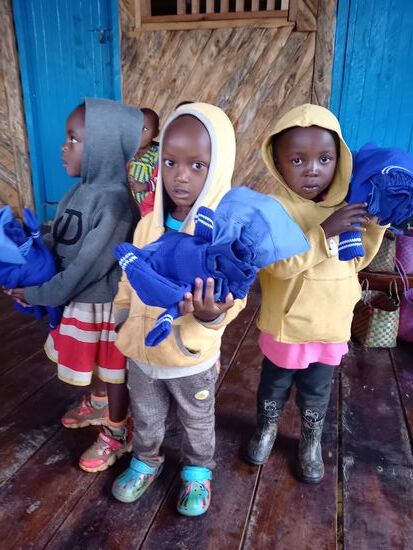 Die Kleinen stehen noch etwas ungläubig da.