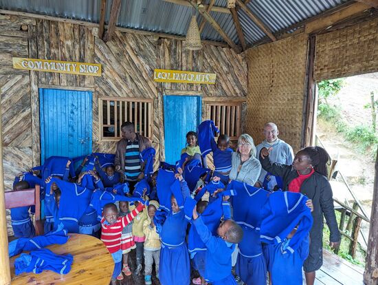 Schließlich haben alle ihre Uniform erhalten und alle strahlen.