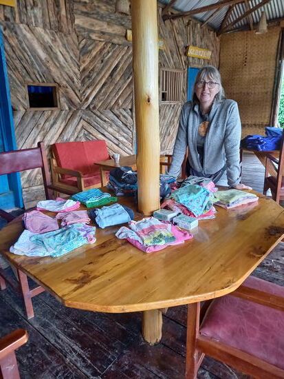 Ich habe die Kleidung nach Größe sortiert.  An dieser Stelle Danke an alle die mir die wunderschönen Sachen mitgegeben haben.