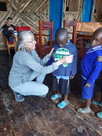 Die Jungen erhalten ein T -Shirt.