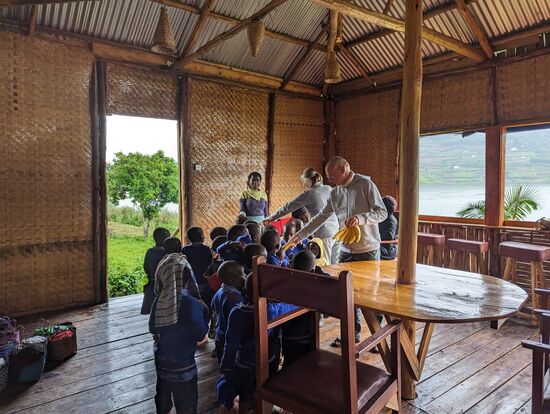 Da es noch immer regnet und die Kinder noch warten müssen ehe sie nach Hause können, verteilen wir noch Bananen.