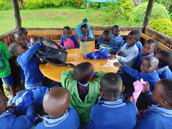 Danach warten sie unten in einer offenen Hütte auf das Boot. Fröhlich singen sie und probieren die neue Kleidung.  Diese Kinder sind unglaublich geduldig, fröhlich und dankbar.