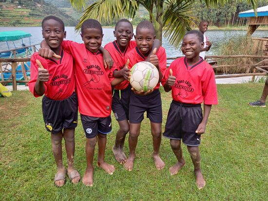 Wow, Trikots und einen Ball - da leuchten die Augen!