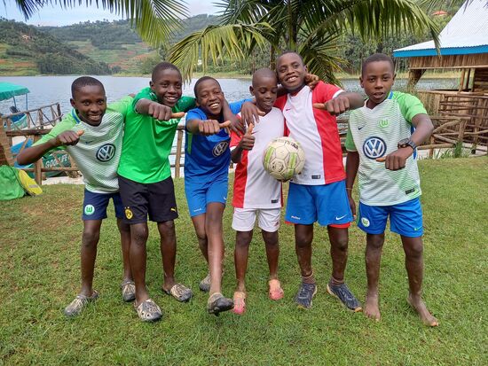 Die Jungs sind ganz aus dem Häuschen. Jetzt fehlen nur noch Fußball Schuhe.