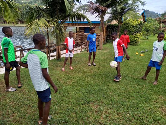 Sofort wird eine Runde gekickt.