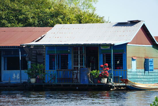 Die Häuser stehen nicht auf Stelzen wie im Tonle Sap sondern auf Pontons aus Kunststofffässern
