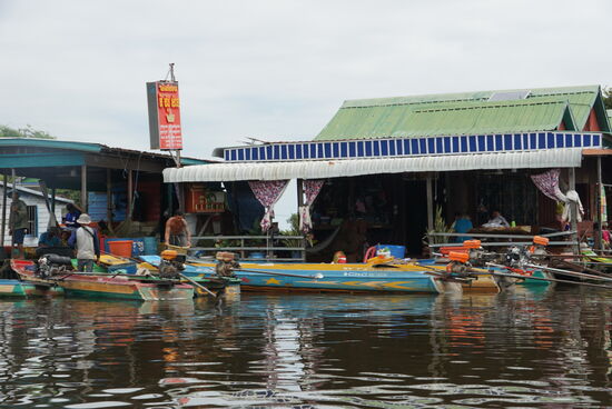 Statt mit Autos ist man am Sangker auf Booten unterwegs, Strassen gibt es durch die großen  Feuchtgebiete am Ufer keine