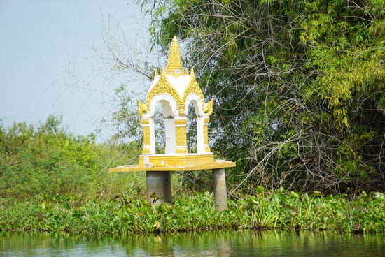 Auch hier wie überall kleine Pagoden um für die Geister zu opfern. Ich stelle es mir anstrengend vor mit so vielen Geistern zu leben, immer in der Grundangst dass die Bösen stärker sind wie die Guten
