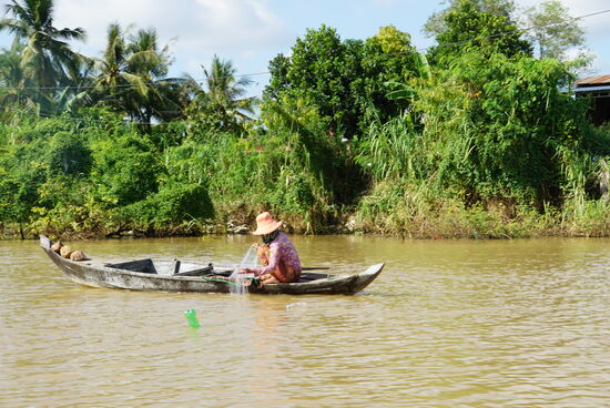 Fischerin kontrolliert ihr Stellnetz auf gefangene Fische