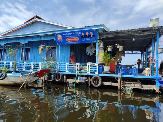 Ein neues Haus, wie viele hier mit der Werbung für die CPP (regierende Partei)