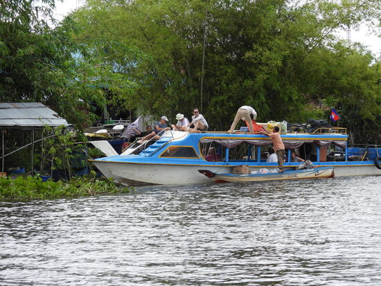 Das tägliche Boot das aus der Gegenrichtung kam