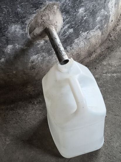 Der Reisschnaps tropft aus der Destille zuerst mit 70% und am Ende mit 30%. Der 70%ige wird mit Schlangen darin zu Medizin für müde Männer, und mit Bananen angesetzt unterstützt er die Fruchtbarkeit bei Frauen.