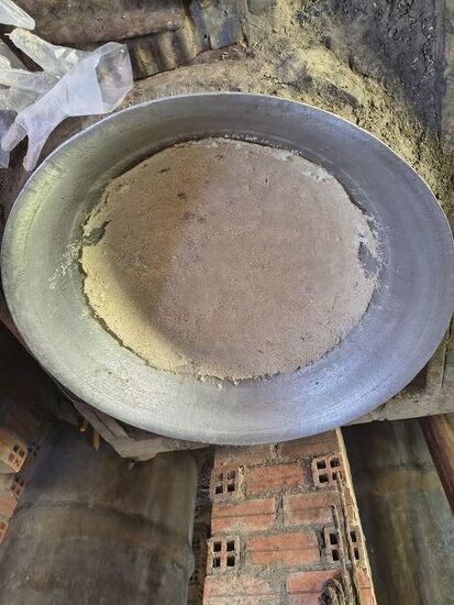 Für den Reiswein wird der Reis  mit Wasser gekocht bis ein Brei entsteht, der getrocknet wird und später wieder mit Wasser vermischt, in der Wärme fermentiert und so entsteht die  Maische