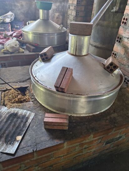 Kessel in dem die Maische über offenem Feuer gekocht wird