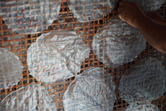 Nach dem trocknen ist es hart wie Plastik und der Käufer legt es wieder in Wasser und füllt es mit verschiedenen Gemüsen. So wird es zur frischen Frühlingsrolle die ohne braten gegessen wird