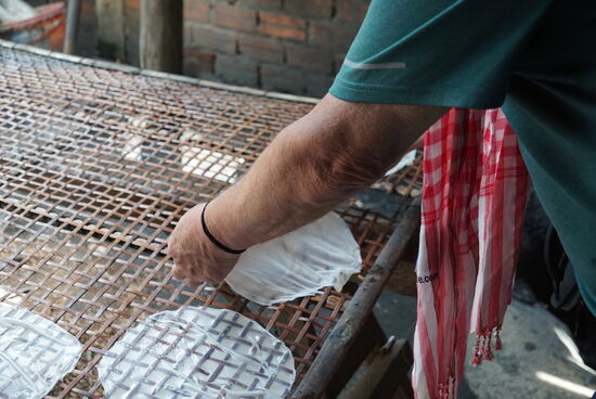 Das abrollen von dem dünnen und nassen Teig zum trocknen funktioniert auch bei uns