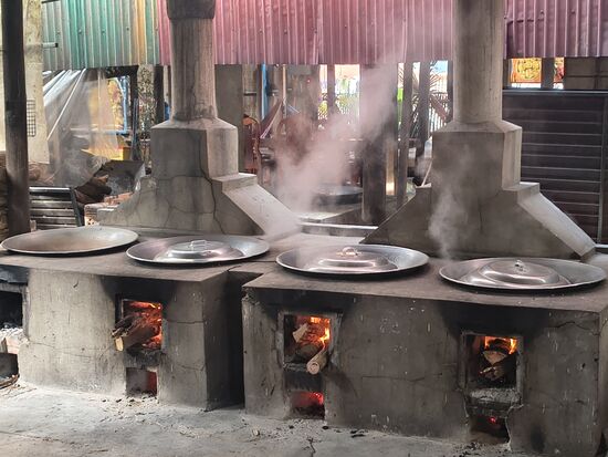 Über offenem Feuer in großen Mengen  gebacken