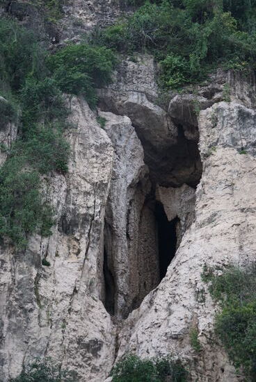 Der Höhlenausgang beim warten auf die Tiere