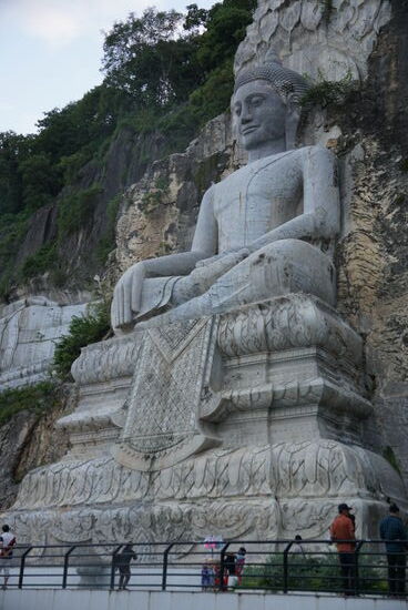 Auch hier wieder ein Buddha - sitzend