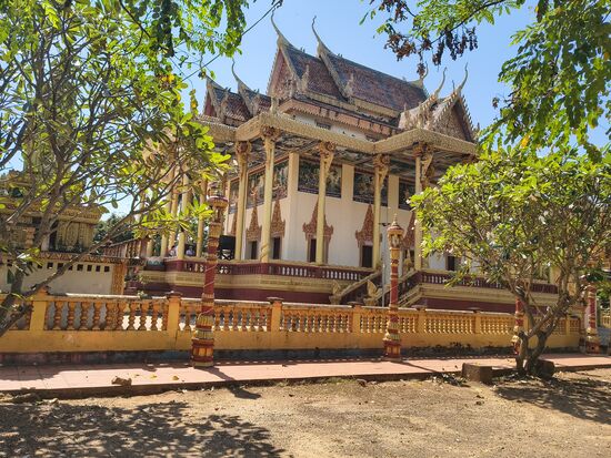 Der neue Tempel neben der Ruine ist erst vor einigen Jahren gebaut worden