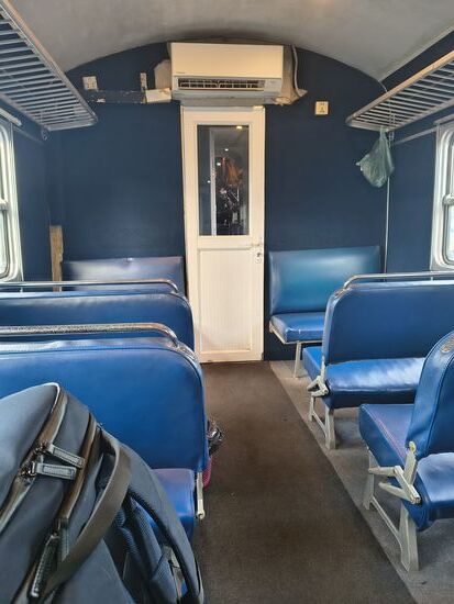 Die Abteile sind einfach aber mit viel Fußfreiheit und wie immer mit Klimaanlage zu Kühlschranktemperatur runtergekühlt, am besten immer eine Jacke greifbar haben auch im Bus oder Restaurant ist es meist viel zu kalt für uns