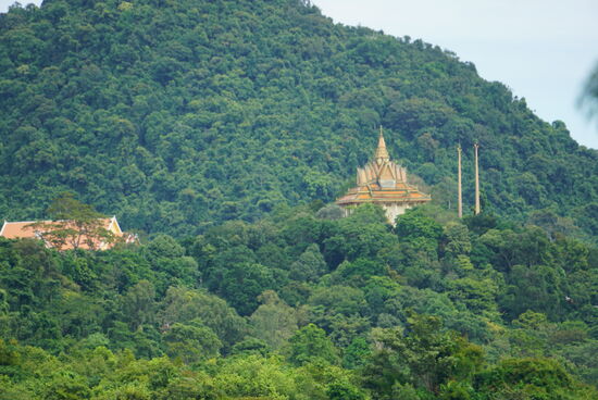 Immer wieder öffnet sich der Wald für schöne Ausblicke, hier der Blick auf Wat Samathi