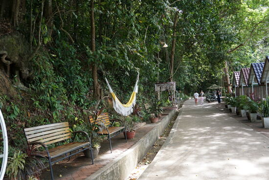 Das Led Zep mit Bänken, Hängematten und kleinen Häuschen mit Tischen