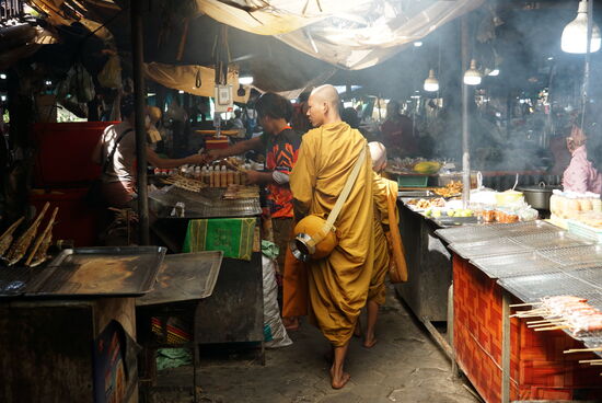 Mönche bei der täglichen Almosenbitte, gegessen darf nur werden was  gespendet wurde und strengerweise auch nur bis 12:00, danach erst wieder am nächsten Tag. Immer häufiger sieht man Mönche mit gekauften Säften, Smartphones und Tablets aber diese werden von der Bevölkerung  nicht akzeptiert denn Mönche sollten sich wie früher nur mit Spiritualität, Meditation und Demut beschäftigen und genießen dann auch höchsten Repekt. Das ist anders als bei vielen deutschen Katholiken die Veränderung wünschen  aber die Kirche sich in weiten Teilen sträubt.