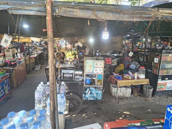 Je weiter man reingeht umso dusterer wird es und auch der Geruch ist nicht immer sehr angenehm